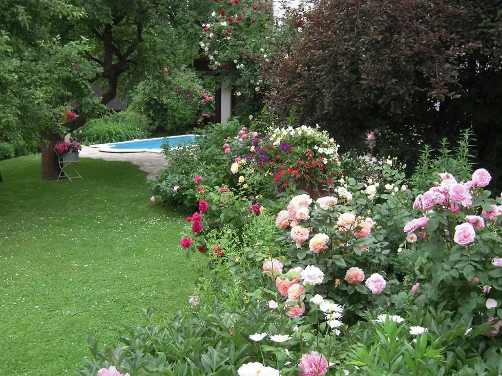 アパート ウィーンFerienhaus Im Garten Mit Poolアパートメント オーストリア