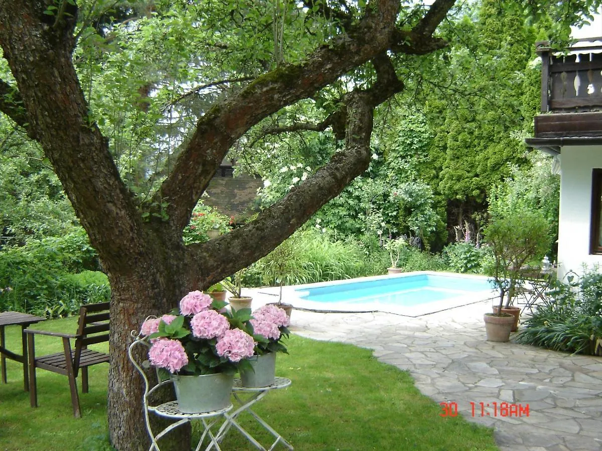 ウィーンFerienhaus Im Garten Mit Poolアパートメント