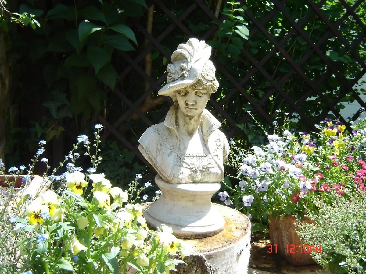 アパート ウィーンFerienhaus Im Garten Mit Poolアパートメント